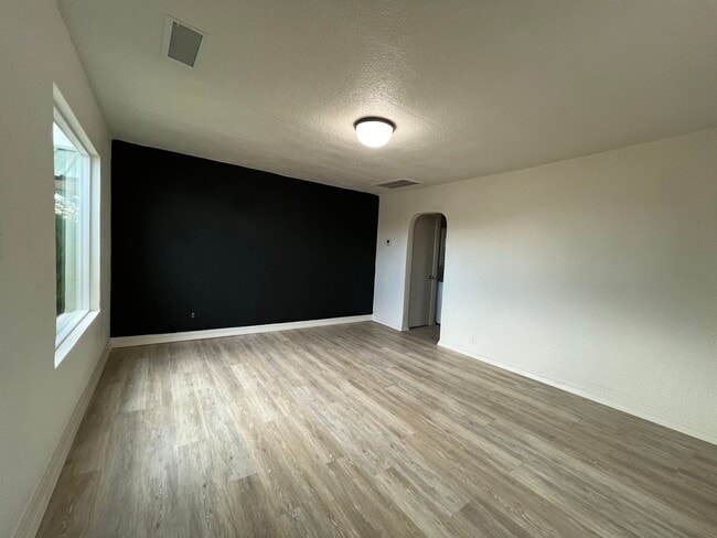 Building Photo - 1110 W Grand Ave