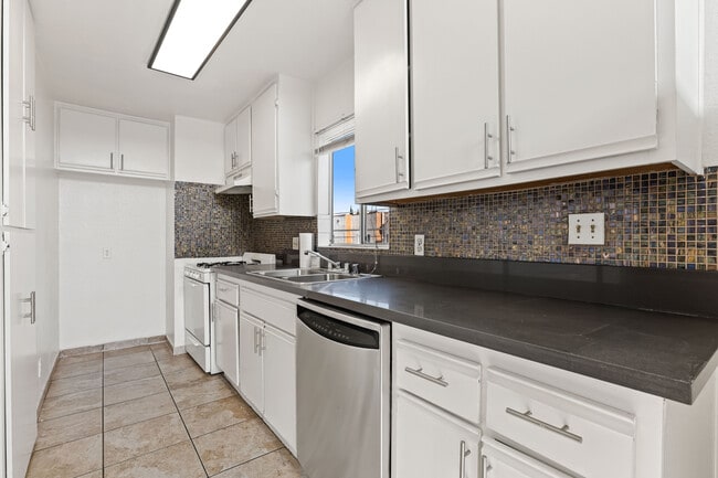 Building Photo - 1540 S Fairfax Ave