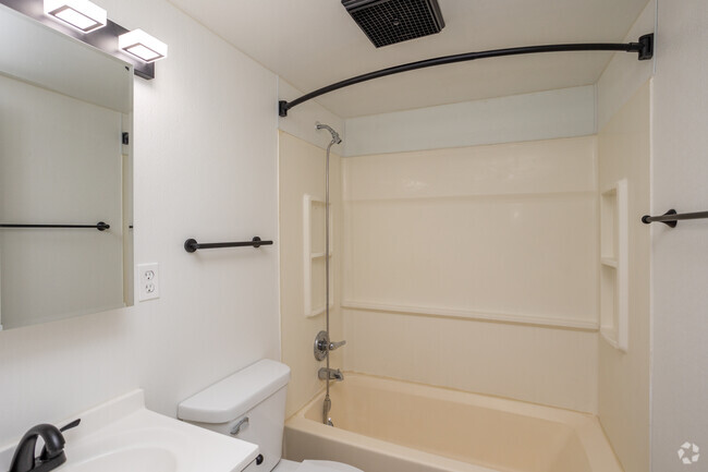 2BR, 1BA - 750SF - Bathroom - McCook Apartments