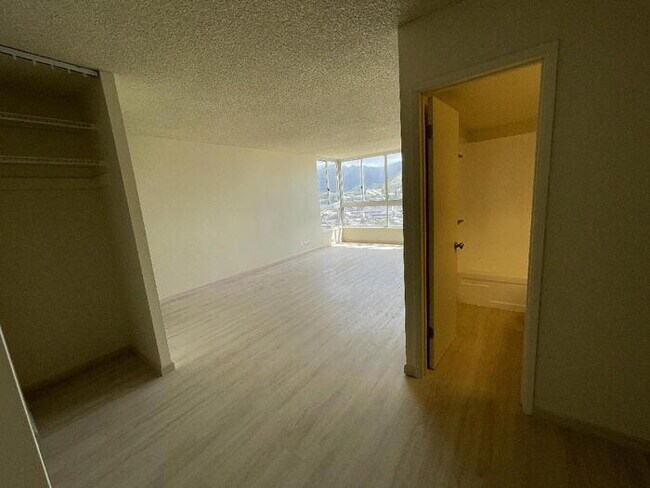 Foto del edificio - To register for the showing time below, no...