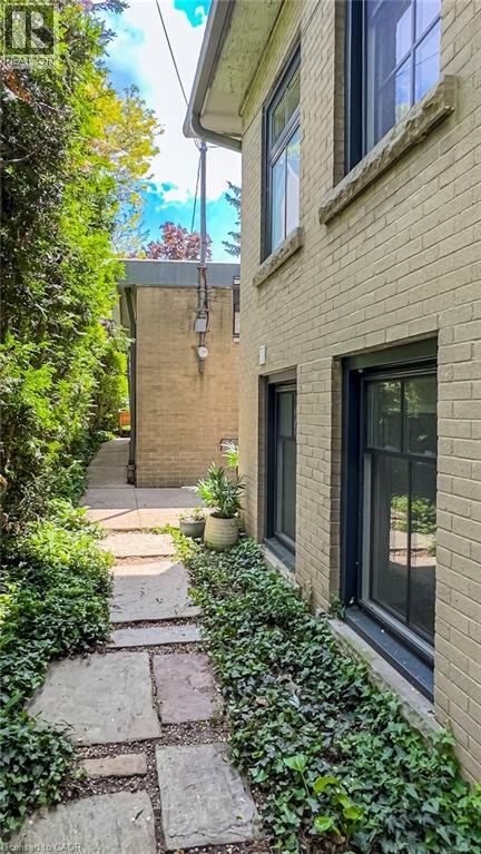 Photo du bâtiment - 64 Undermount Ave