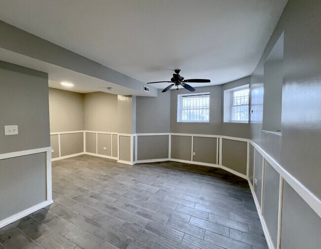 Building Photo - 1422 S Avers Ave