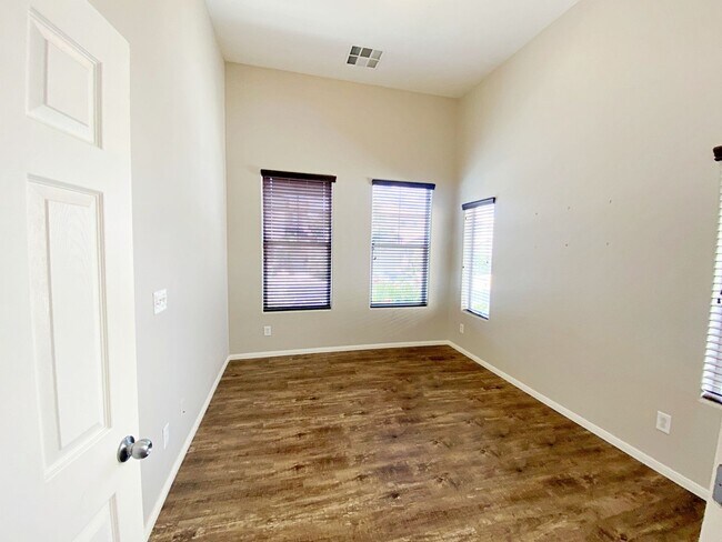 Building Photo - 4 BEDROOM + DEN 3 BATH HOME IN NORTHWEST