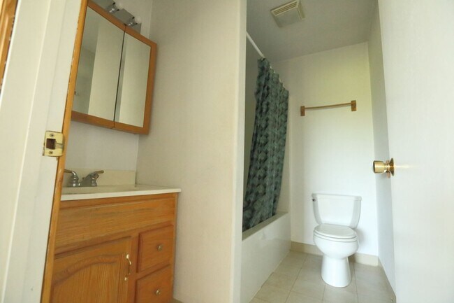 Foto del edificio - Spacious upper 3-bedroom unit with 2 full ...