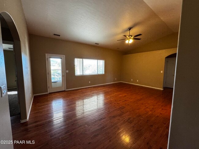 Building Photo - 3750 N Meadowlark Dr