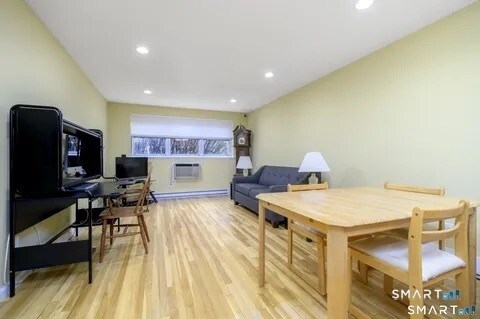 Foto del edificio - 637 Cove Rd