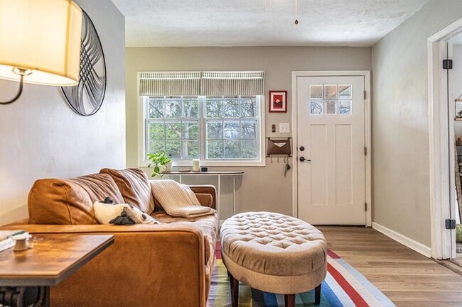 Foto del edificio - 595 Midway Rd