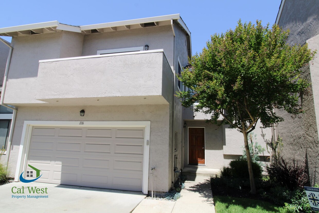 Foto principal - $3995 - 2 Bd/2.5 Ba Spacious Townhome in Q...