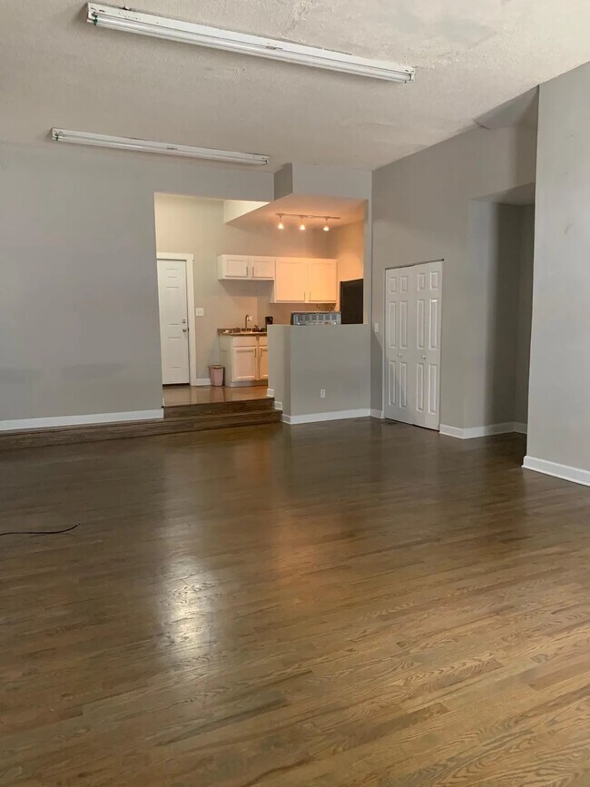 Living Space - 846 N California Ave