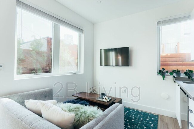 Building Photo - 611 27th St