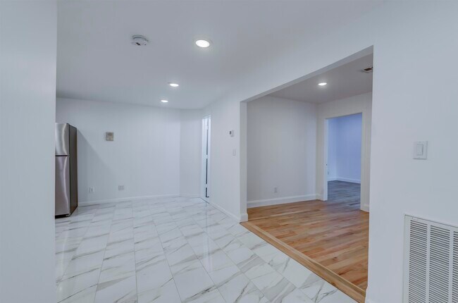 Building Photo - 559 Newark Ave