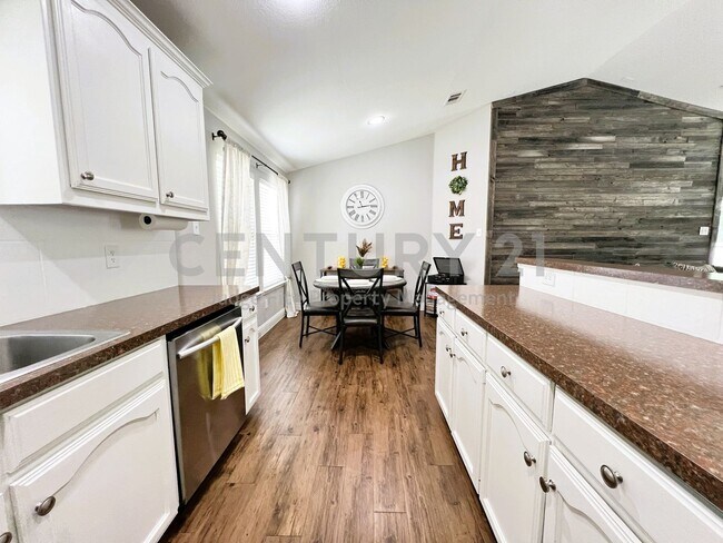 Foto del edificio - Well Maintained 4/2/2 Nestled on Cul-De-Sa...