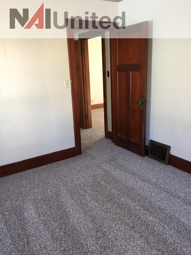Building Photo - 2 bedroom 1 bath, fenced yard, house for r...