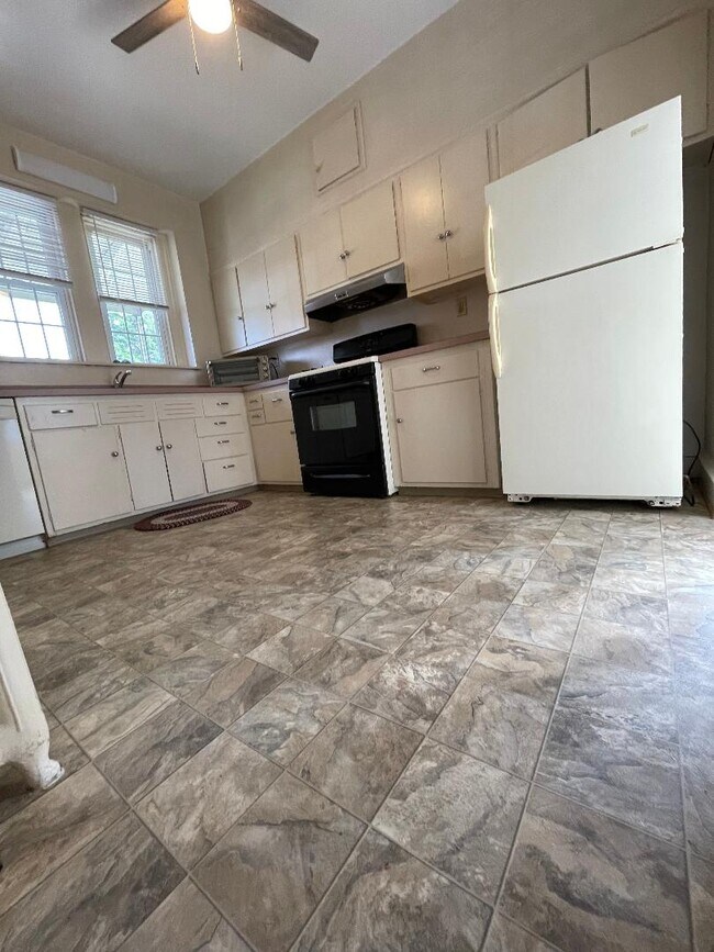 Kitchen - 1001 W 28th St