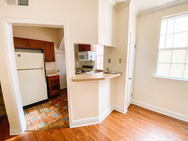 Building Photo - Centrally Located Condo!! Near Magazine St...