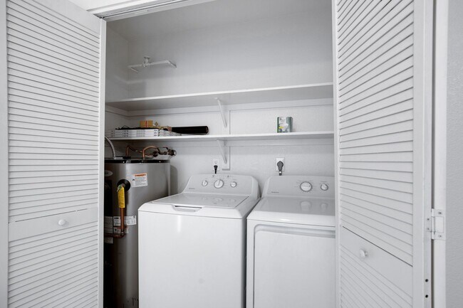 Building Photo - 2/2