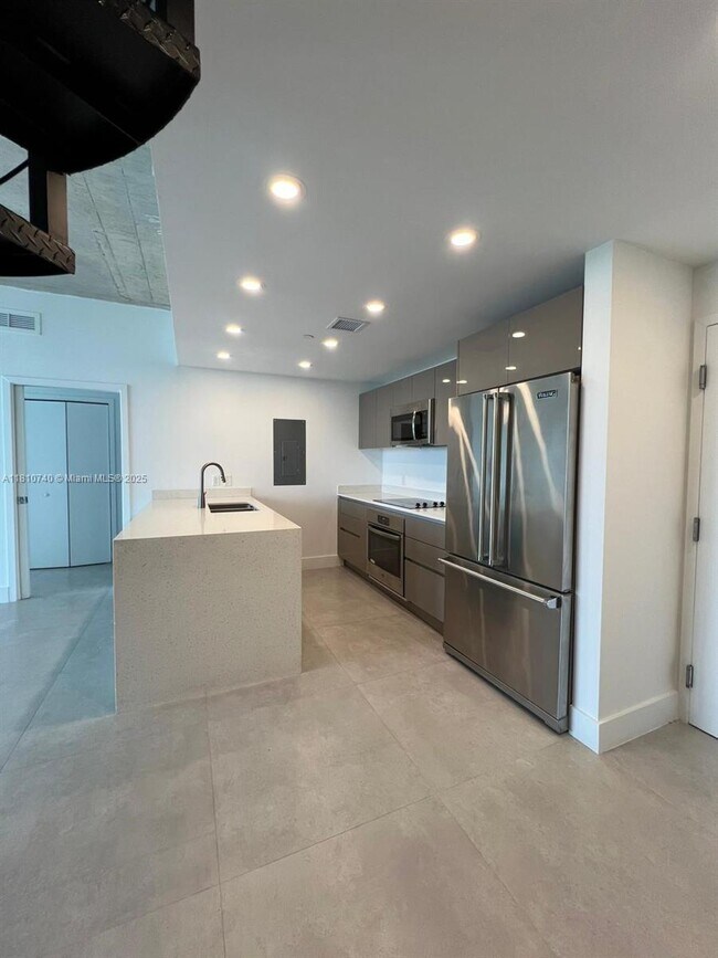 Building Photo - 13800 Highland Dr