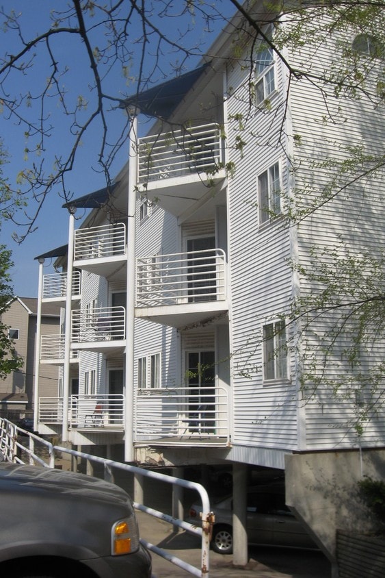 Primary Photo - 714 W Elm St