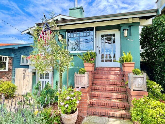Building Photo - Beautiful Craftsman 5BR/4BA Sunset Home! P...