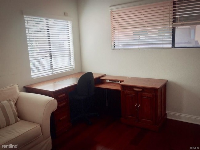 Building Photo - 4 br, 3 bath House - 3001 La Paz Ln Unit A