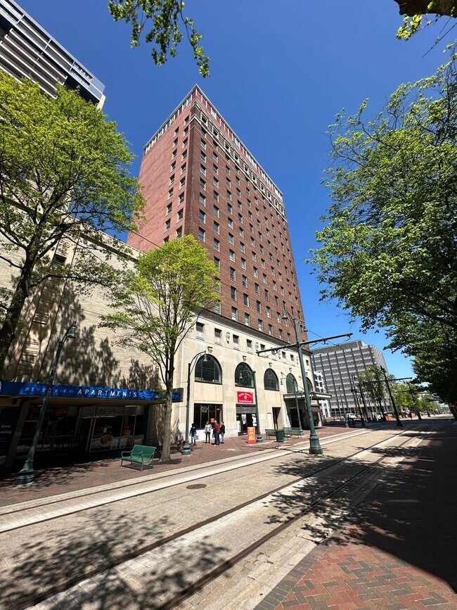 Foto del edificio - INCLUDES GARAGE PARKING AND INDOOR POOL! 1 BR/1 BA Downtown Memphis Condo in the Historic Claridg...
