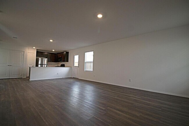 Foto del edificio - 5701 Manarchos Ln