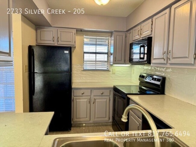 Foto del edificio - 2733 Silver Creek Dr