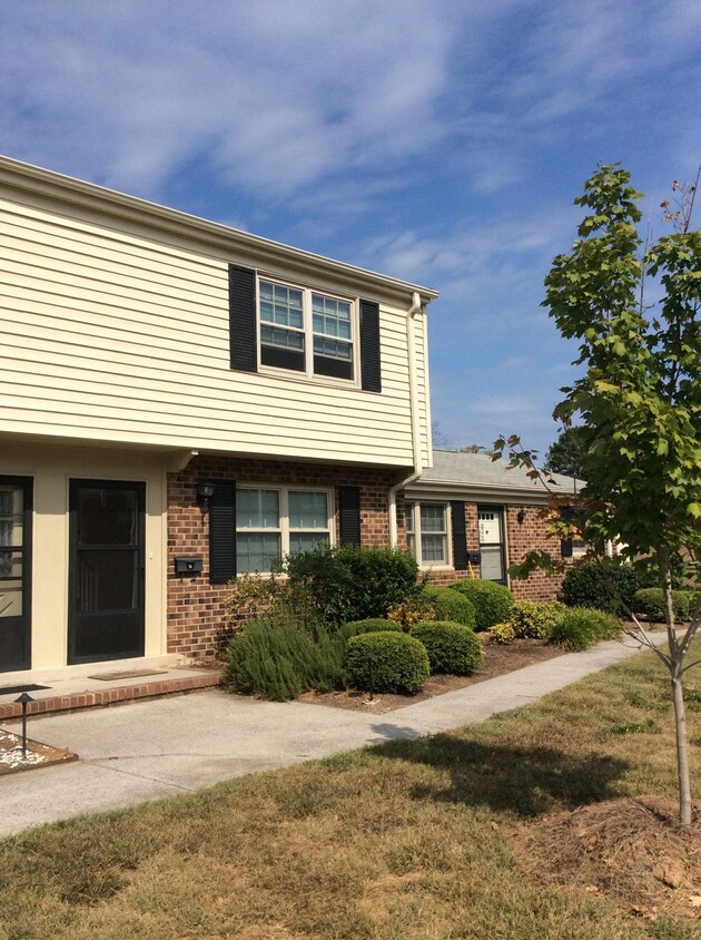 Primary Photo - 1002 Willow Dr