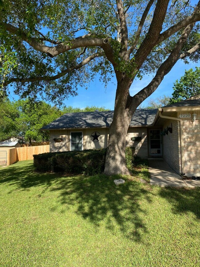 Building Photo - NOW VACANT: Beautiful home with huge back ...