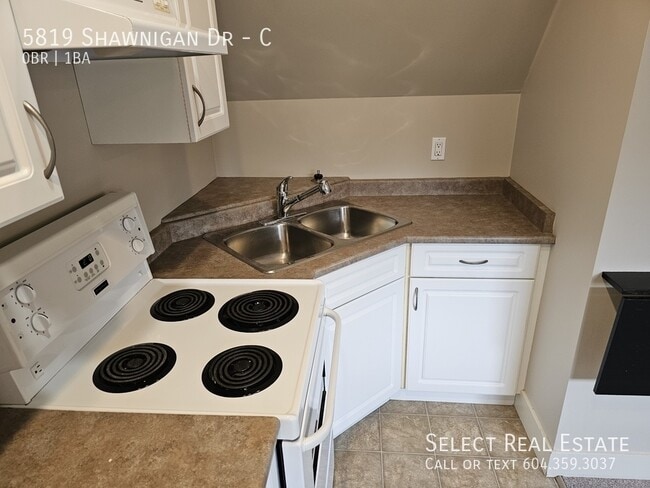 Building Photo - 5819 Shawnigan Dr