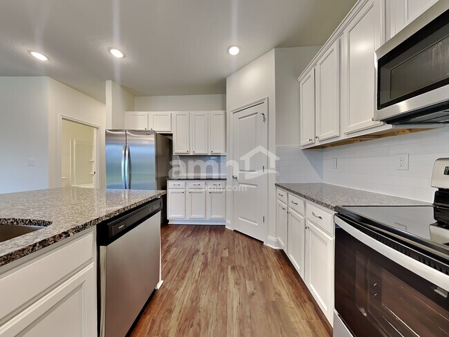 Building Photo - 302 Banyan Frst Dr