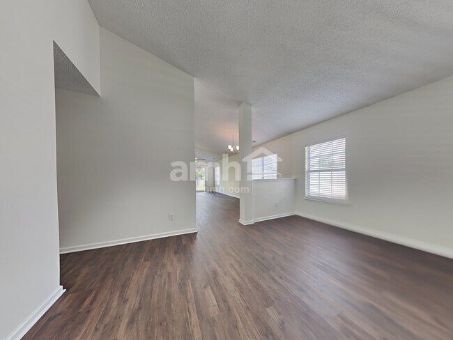 Building Photo - 114 Blue Jasmine Lane