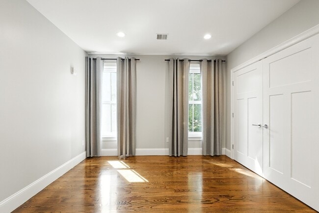 Building Photo - 52 River St