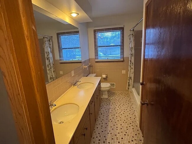 Building Photo - 1910 Valleyhigh Dr NW