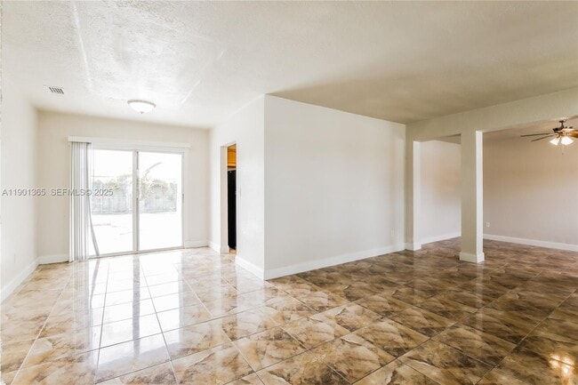 Foto del edificio - 900 NW 199th St