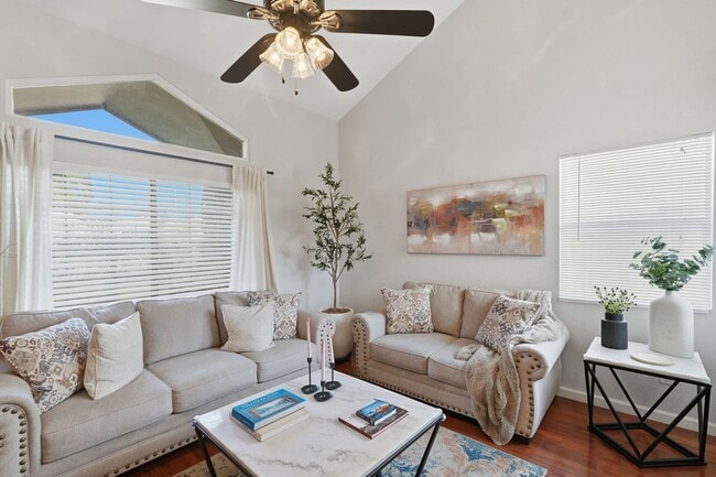 Foto del edificio - FURNISHED 2 Bedrooms plus den/loft & Private Pool