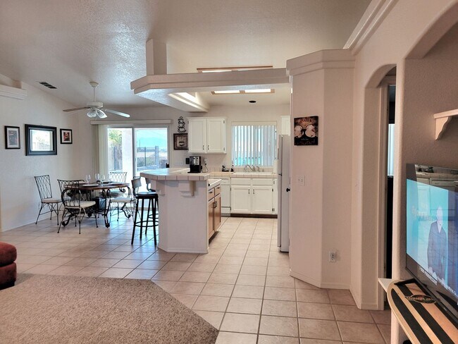 Building Photo - Winter Furnished Available 3 Month Lease