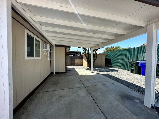 Foto del edificio - Updated Corner Lot Home – 2bd/2ba