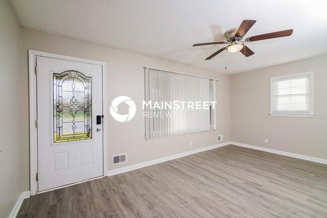 Foto del edificio - 3 Bedroom Pet-Friendly Home in Louisville, KY with Main Street Renewal