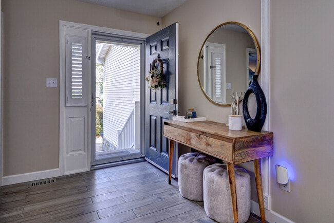 Building Photo - 5104 Salisbury Mews