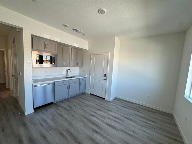 Building Photo - One Bedroom & One Bathroom Apartment