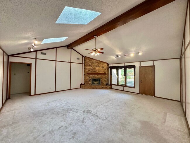 Foto del edificio - Nearly 3,000 sq. ft. in LakeRidge Estates!...