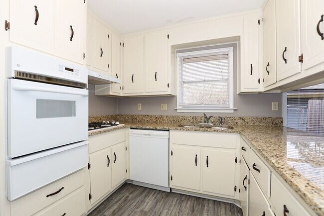 Building Photo - Carriage Hills