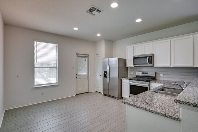 Building Photo - 217 La Dera Dr