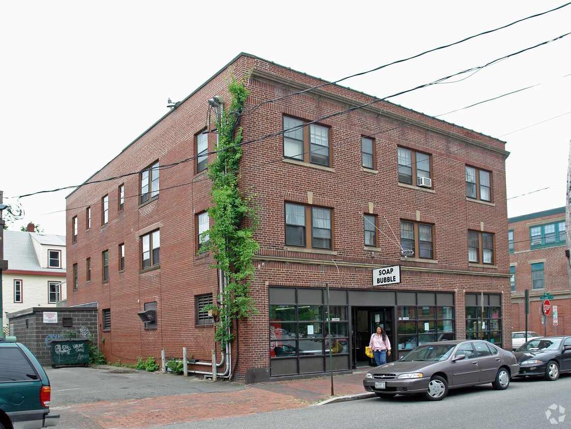 Building Photo - 68 Pine St
