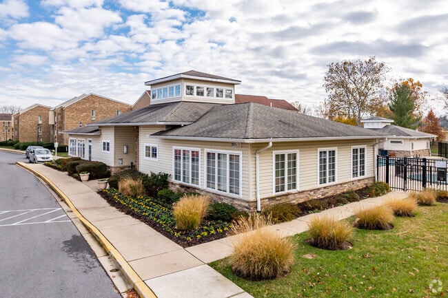 Terraza Elmwood - The Apartments at Elmwood Terrace
