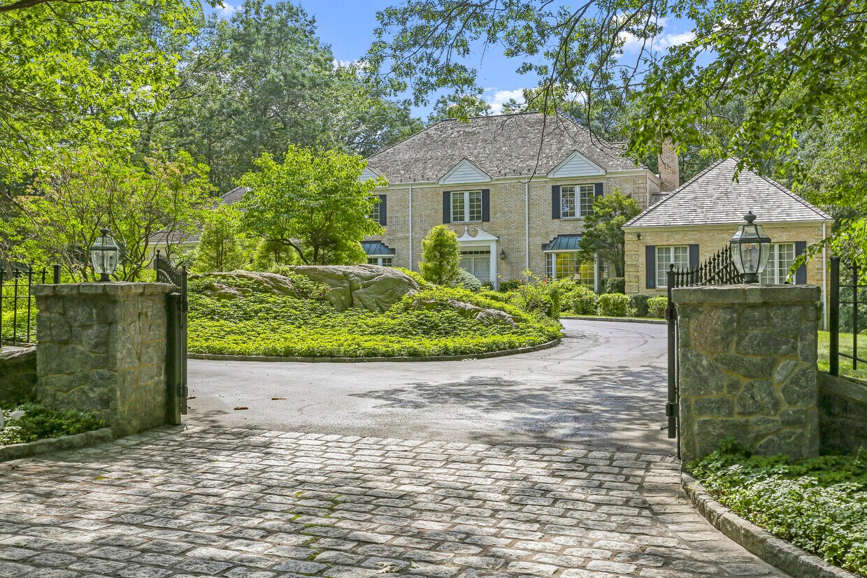 Primary Photo - 4 Mountain Laurel Dr