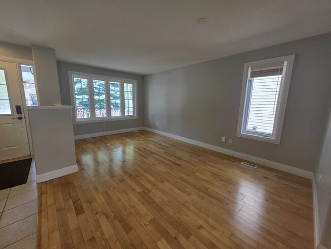 Building Photo - 121 Dalgleish Ave