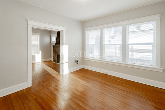 Building Photo - Charming 3 Bedroom  / Beware of Scammers