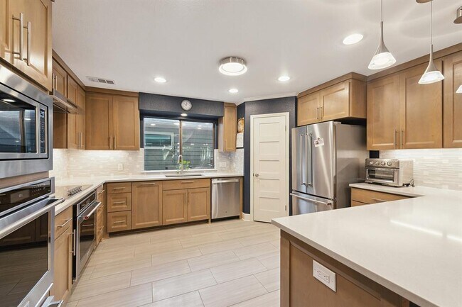 Building Photo - 5704 Sam Houston Cir